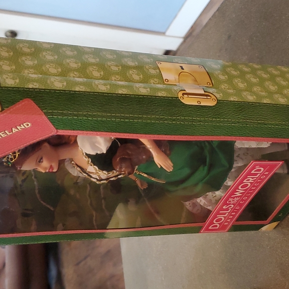 Dolls of the World Ireland - Picture 2 of 4